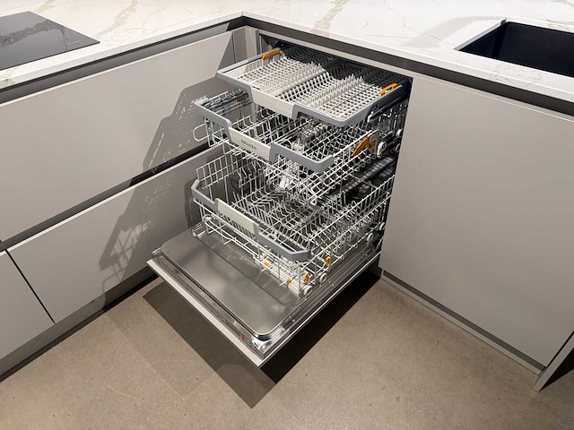 Schröder - showroomkeuken met miele apparatuur - afbeelding 2 van  18