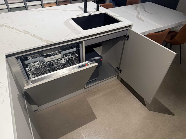 Schröder - showroomkeuken met miele apparatuur - afbeelding 1 van  24