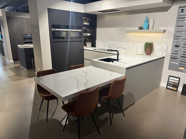 Schröder - showroomkeuken met miele apparatuur - afbeelding 1 van  30