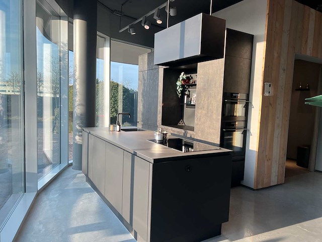 Schröder - showroomkeuken met pelgrim apparatuur - afbeelding 1 van  31