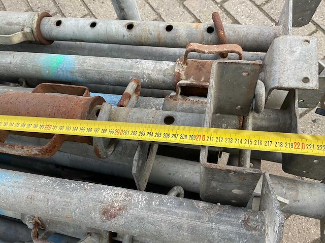 Schroefstempels, metselprofielen en steigermateriaal - afbeelding 2 van  18