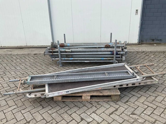Schroefstempels, metselprofielen en steigermateriaal - afbeelding 3 van  18
