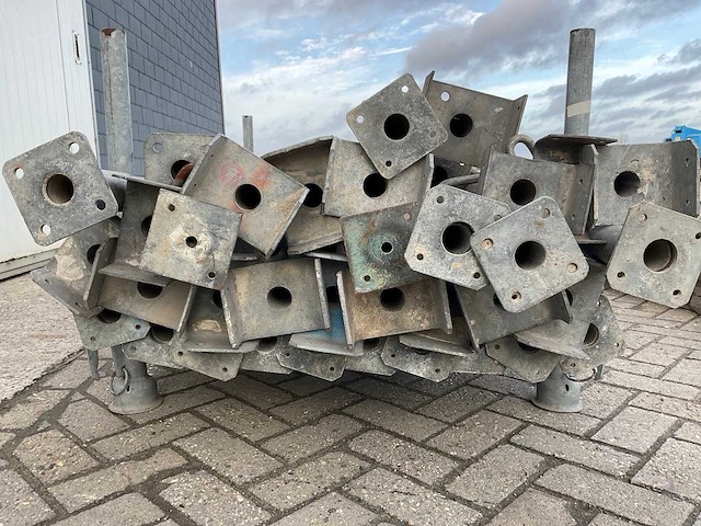 Schroefstempels, metselprofielen en steigermateriaal - afbeelding 7 van  18