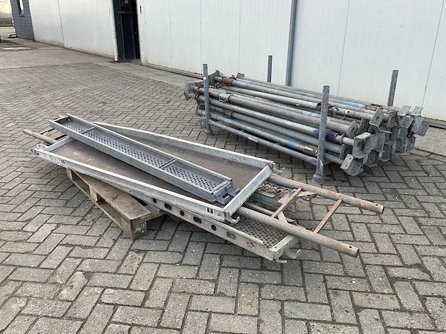 Schroefstempels, metselprofielen en steigermateriaal - afbeelding 1 van  18