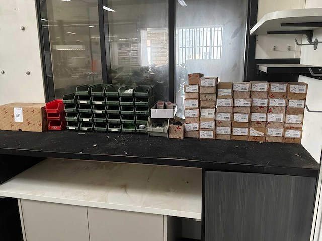 Schroeven en bevestigingsmateriaal - afbeelding 1 van  5