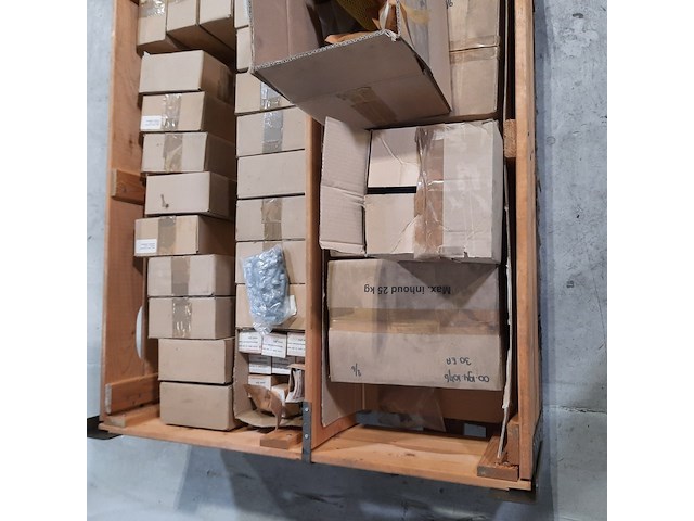 Schroeven en metalen pijpen - afbeelding 2 van  10