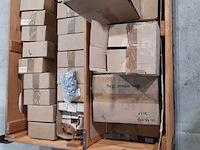 Schroeven en metalen pijpen - afbeelding 2 van  10