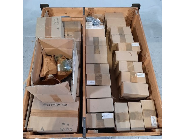 Schroeven en metalen pijpen - afbeelding 3 van  10