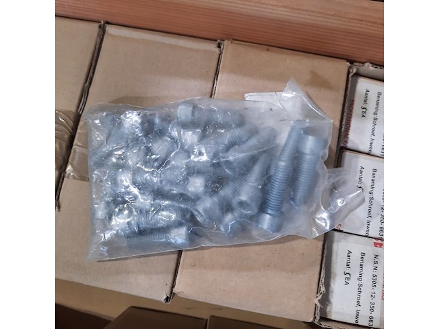 Schroeven en metalen pijpen - afbeelding 4 van  10