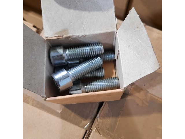 Schroeven en metalen pijpen - afbeelding 5 van  10