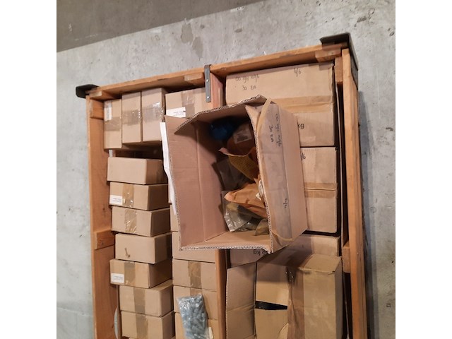 Schroeven en metalen pijpen - afbeelding 10 van  10