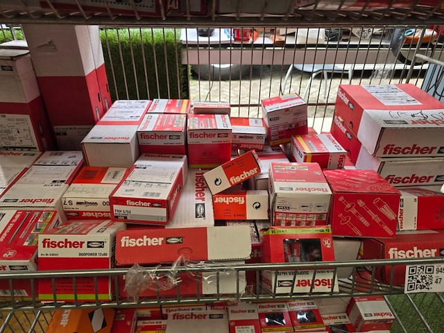 Schroeven en pluggen ca 50 dozen fischer, partij - afbeelding 1 van  6