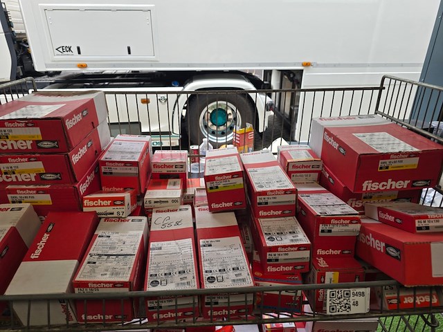 Schroeven en pluggen ca 55 dozen fischer, partij - afbeelding 1 van  4