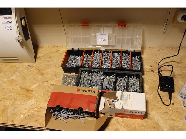 Schroeven en pluggen in en om organizer. - afbeelding 1 van  2