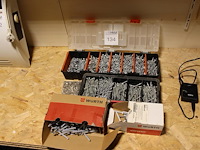 Schroeven en pluggen in en om organizer. - afbeelding 1 van  2