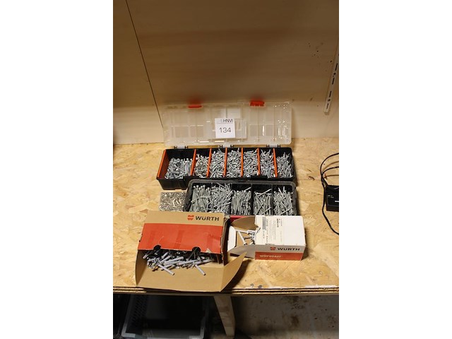 Schroeven en pluggen in en om organizer. - afbeelding 2 van  2