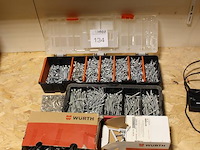 Schroeven en pluggen in en om organizer. - afbeelding 2 van  2