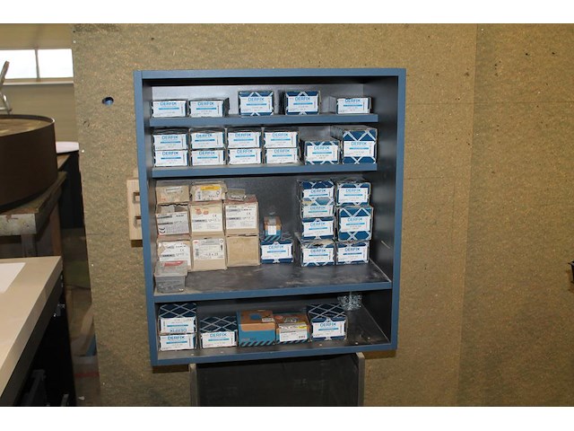 Schroeven en spijkers in diverse maten en uitvoeringen in verrijdbare magazijnkast. - afbeelding 1 van  4