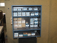 Schroeven en spijkers in diverse maten en uitvoeringen in verrijdbare magazijnkast. - afbeelding 1 van  4