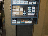 Schroeven en spijkers in diverse maten en uitvoeringen in verrijdbare magazijnkast. - afbeelding 2 van  4