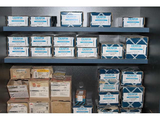 Schroeven en spijkers in diverse maten en uitvoeringen in verrijdbare magazijnkast. - afbeelding 3 van  4