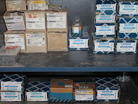 Schroeven en spijkers in diverse maten en uitvoeringen in verrijdbare magazijnkast. - afbeelding 4 van  4