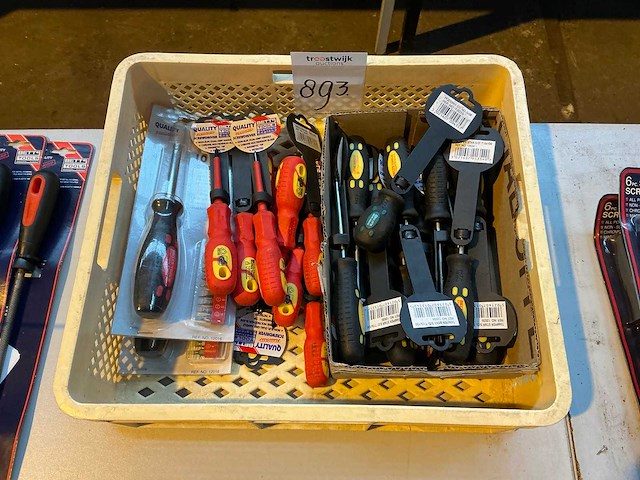 Schroevendraaiers in plastic krat - afbeelding 1 van  3