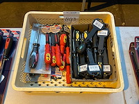 Schroevendraaiers in plastic krat - afbeelding 1 van  3