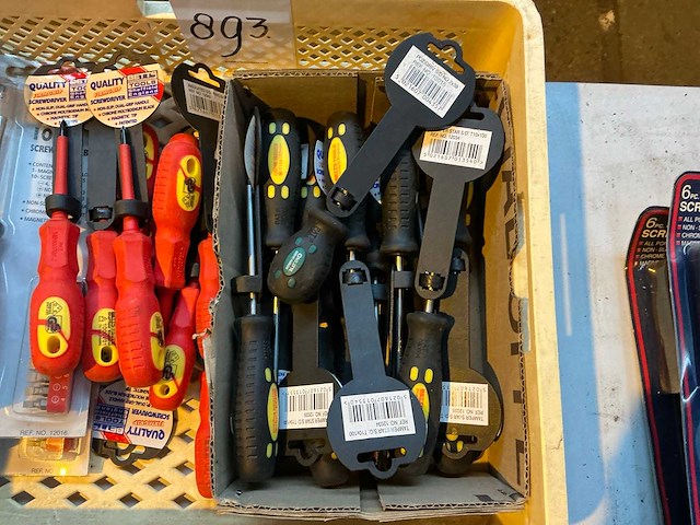 Schroevendraaiers in plastic krat - afbeelding 2 van  3