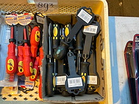 Schroevendraaiers in plastic krat - afbeelding 2 van  3