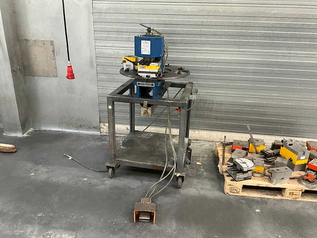 Schüco 297 838 pons machine v.v draaibaar plateau en div pons gereedschappen - afbeelding 4 van  9