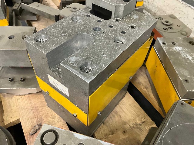 Schüco 297 838 pons machine v.v draaibaar plateau en div pons gereedschappen - afbeelding 7 van  9