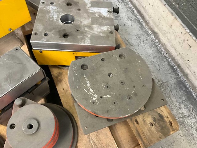 Schüco 297 838 pons machine v.v draaibaar plateau en div pons gereedschappen - afbeelding 8 van  9