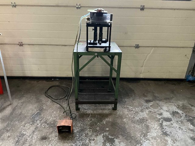 Schüco 792-870 pneumatische stansmachine - afbeelding 1 van  3