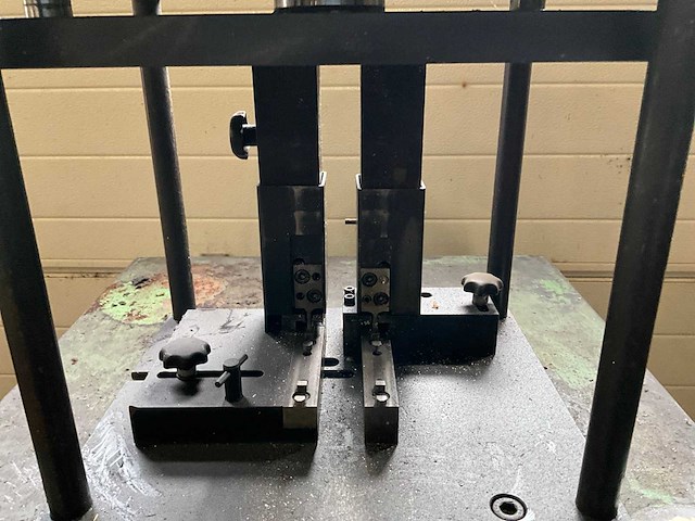 Schüco 792-870 pneumatische stansmachine - afbeelding 2 van  3