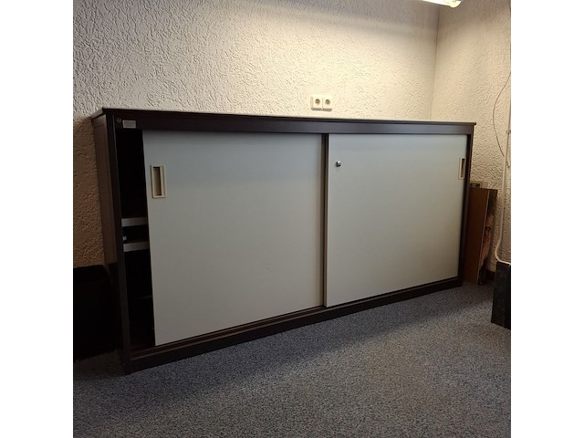 Schuifdeurkast met inhoud - afbeelding 1 van  3