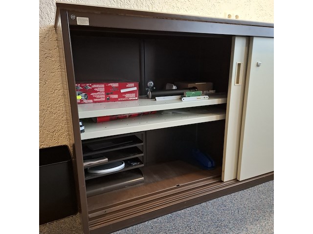 Schuifdeurkast met inhoud - afbeelding 2 van  3