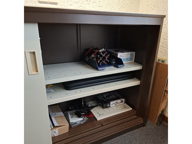 Schuifdeurkast met inhoud - afbeelding 3 van  3