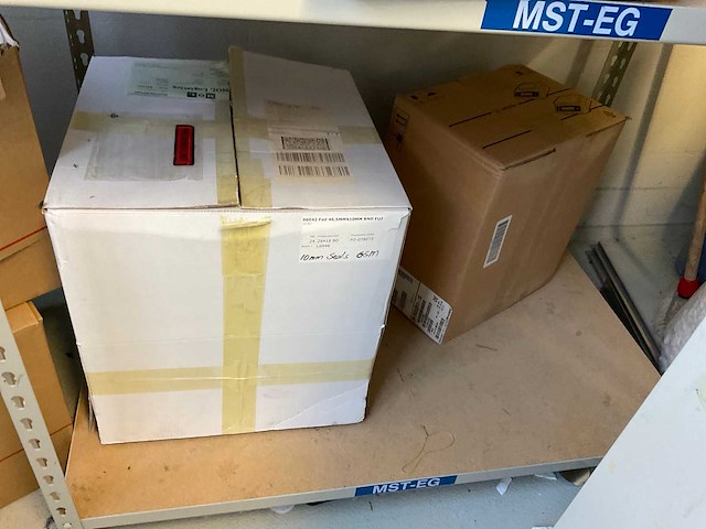 Schuifkast/ magazijnstelling met inhoud - afbeelding 8 van  16