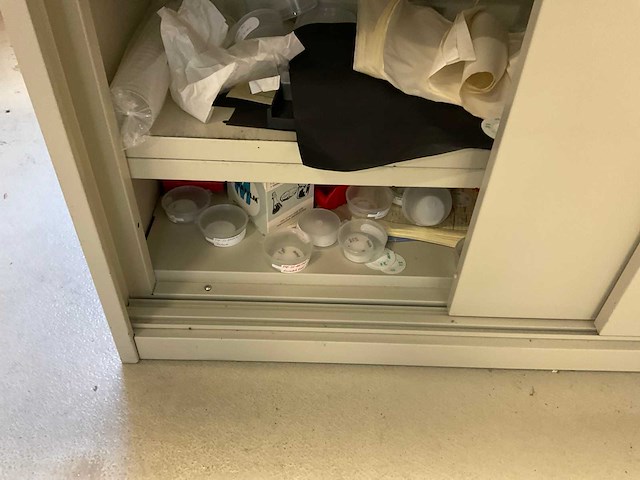 Schuifkast/ magazijnstelling met inhoud - afbeelding 12 van  16