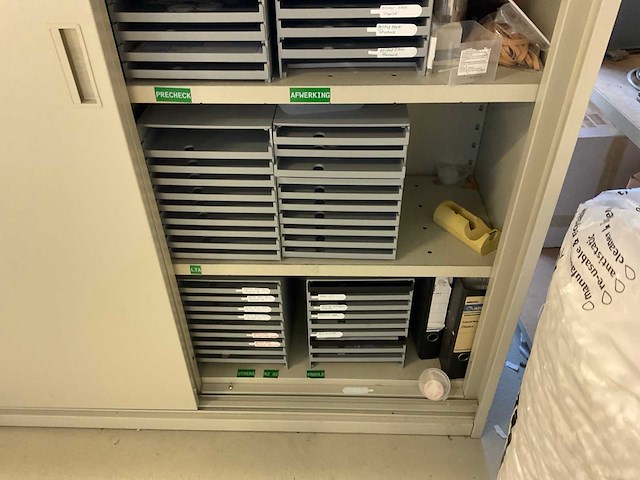Schuifkast/ magazijnstelling met inhoud - afbeelding 14 van  16