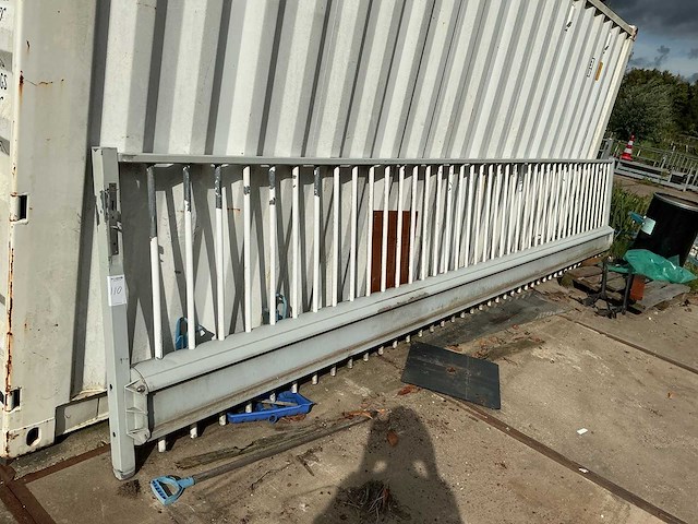 Schuifpoort met portalen - afbeelding 1 van  6