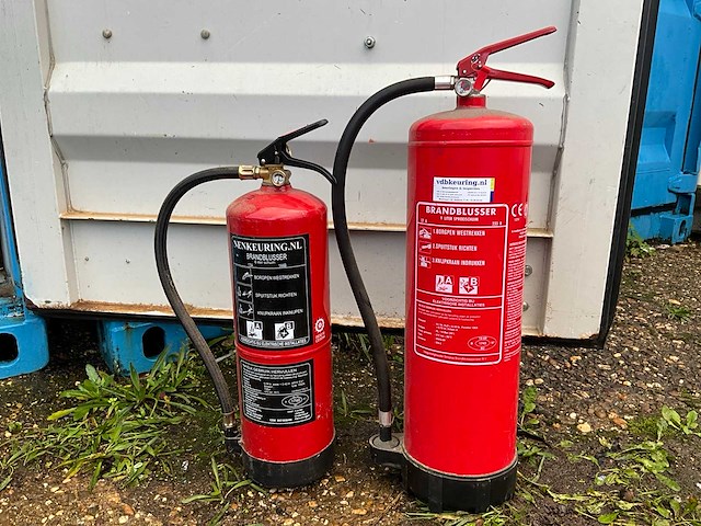 Schuim brandblusser (2x) - afbeelding 1 van  3
