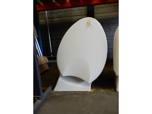 Schuine wandcloset met zitting, villeroy & boch, wit - afbeelding 1 van  2
