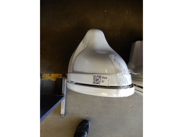 Schuine wandcloset met zitting, villeroy & boch, wit - afbeelding 2 van  2