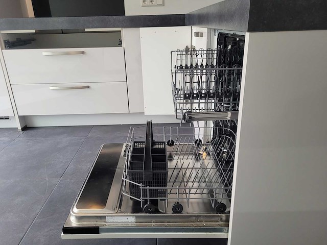 Schüller - keuken met zanussi apparatuur - afbeelding 15 van  24