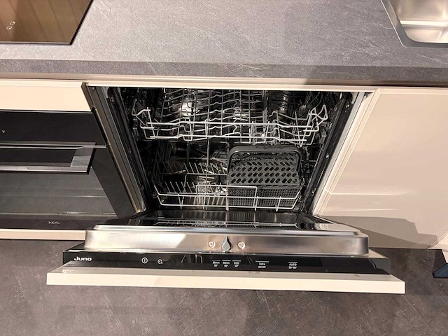 Schüller - showroomkeuken met aeg/juno apparatuur - afbeelding 2 van  13