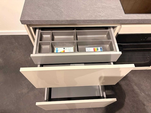 Schüller - showroomkeuken met aeg/juno apparatuur - afbeelding 9 van  13