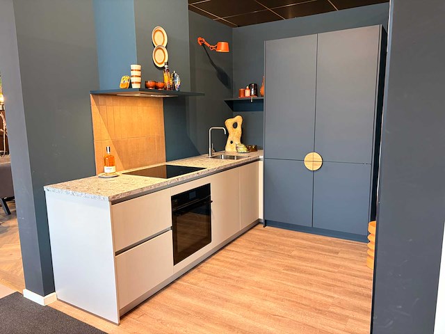 Schuller - showroomkeuken met aeg/juno apparatuur - afbeelding 1 van  14