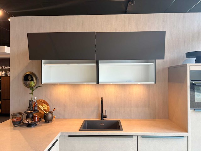 Schüller - showroomkeuken met apparatuur - afbeelding 14 van  17